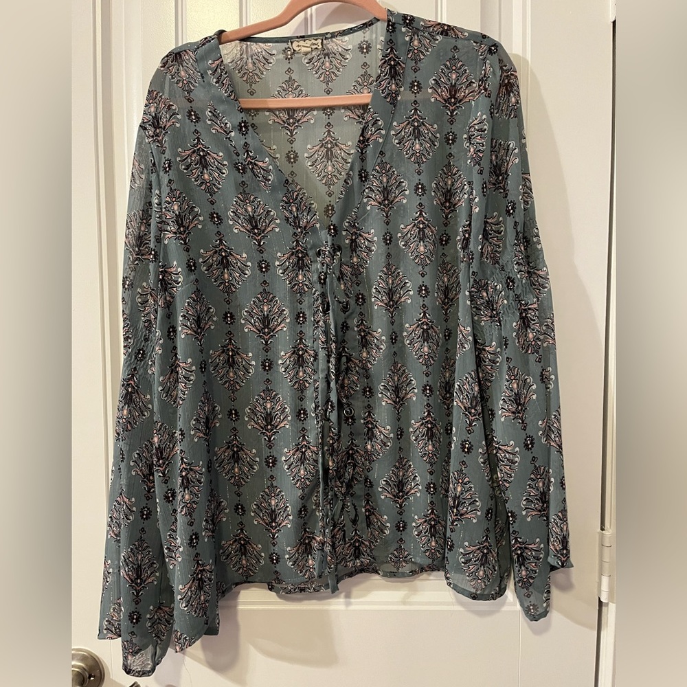 Eyeshadow Blouse 2X with grommets and tie front. Blueish gray with gold metallic